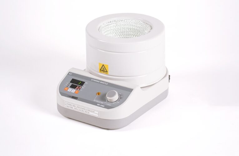 Why a Heating Mantle is Essential for Safe and Precise Laboratory Heating